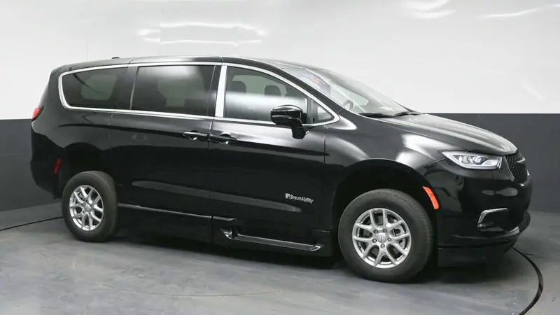 2026 Chrysler Pacifica Select photo 5