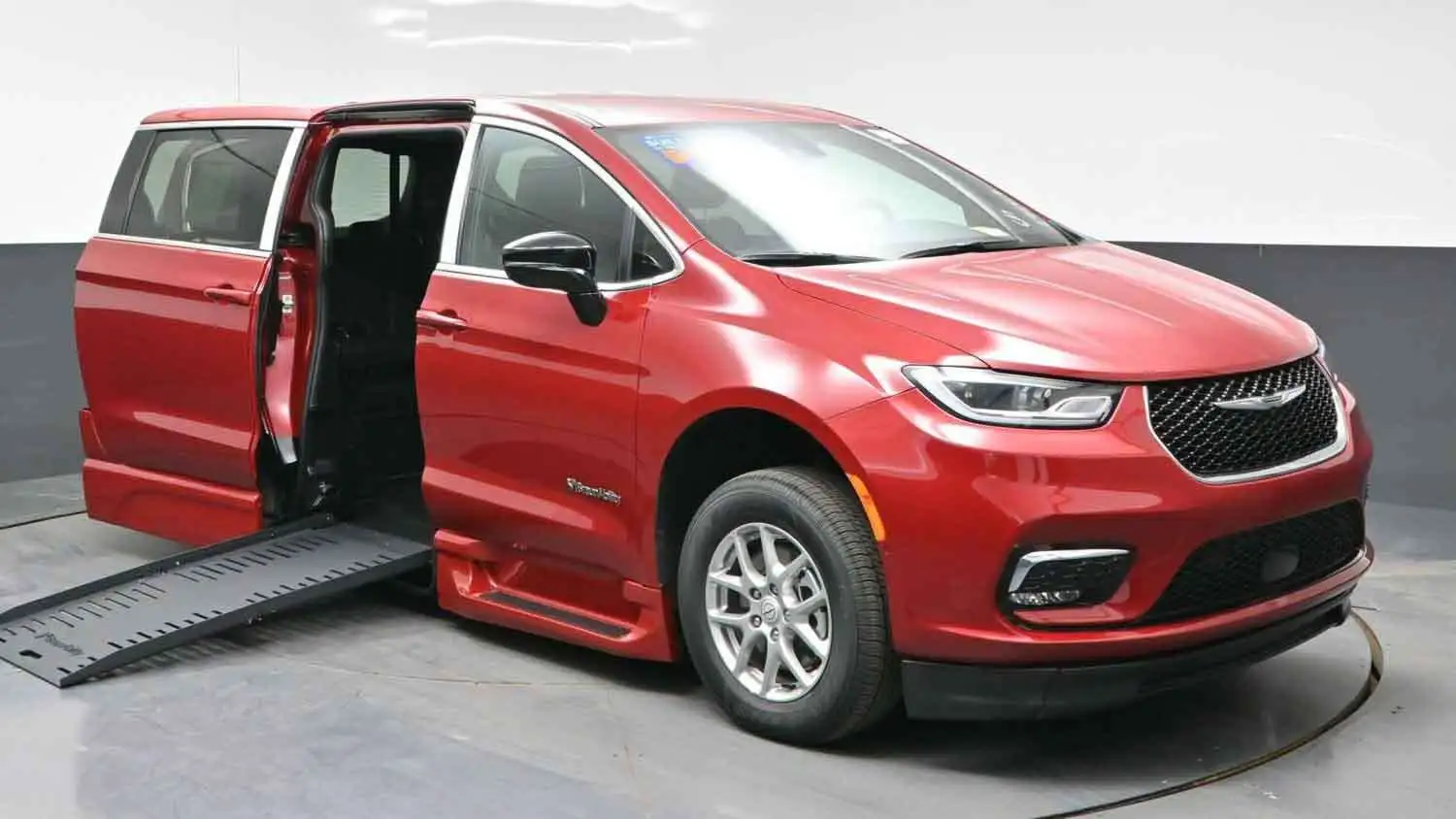 2026 Chrysler Pacifica Select's photo