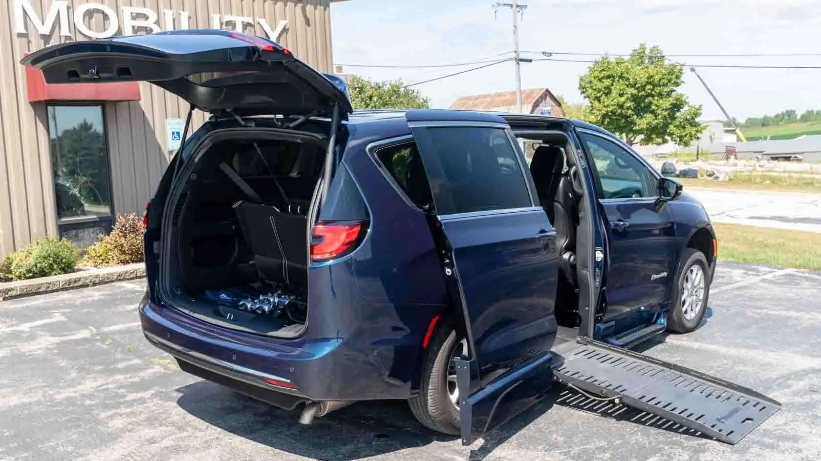 2025 Chrysler Pacifica Select photo 3
