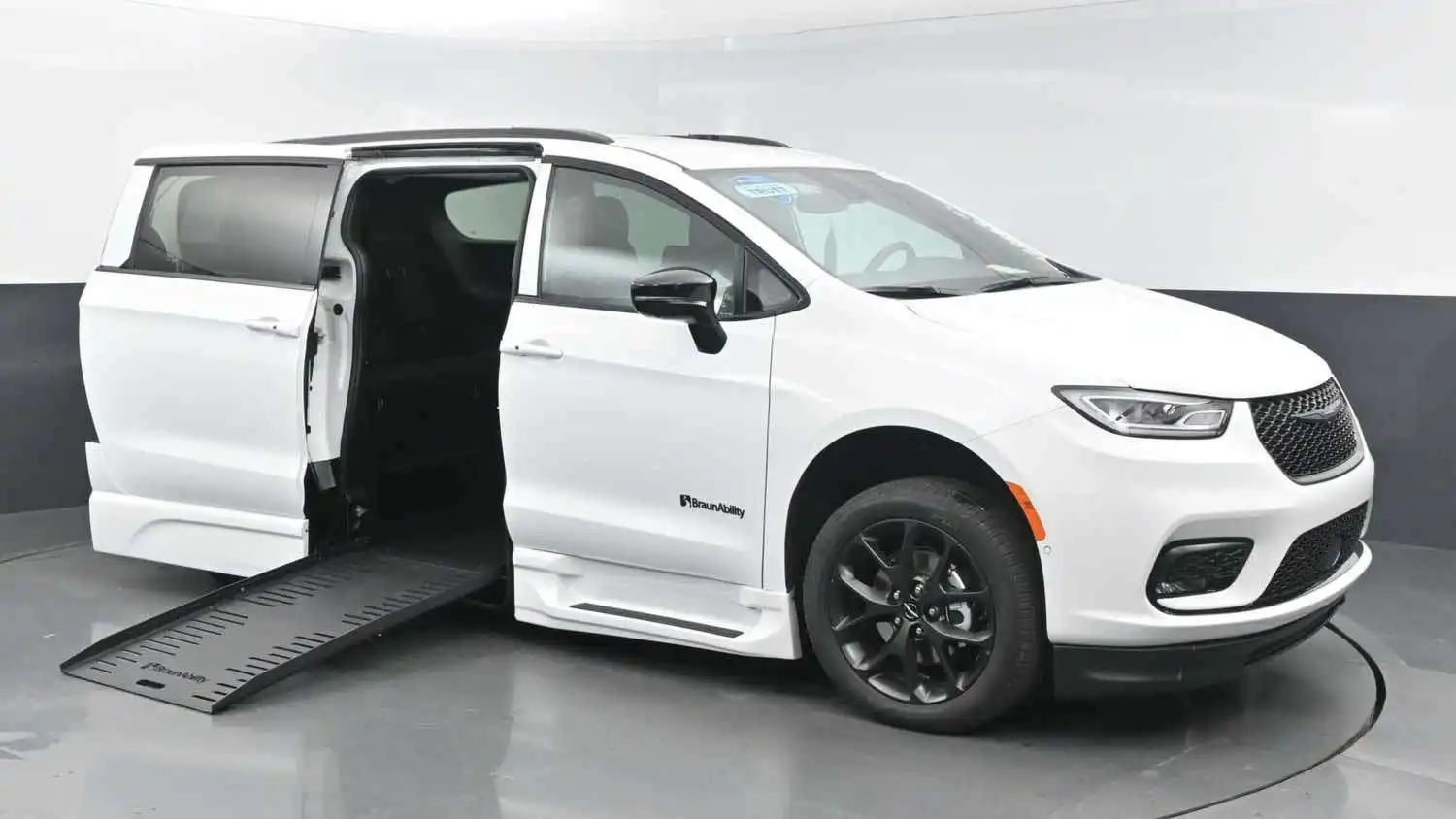 2024 Chrysler Pacifica Touring L's photo