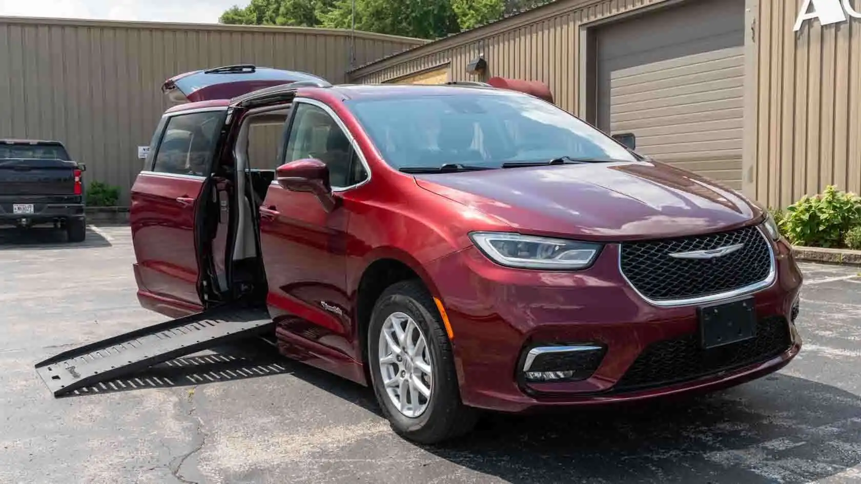 2022 Chrysler Pacifica Touring L's photo