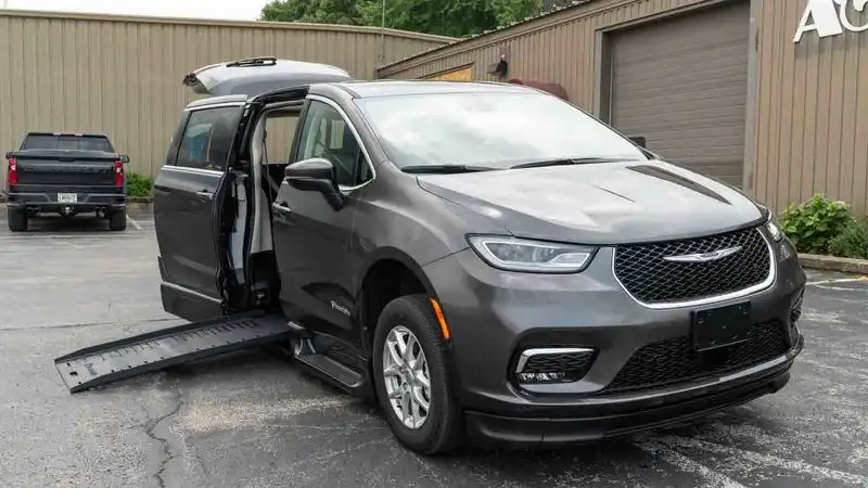 2023 Chrysler Pacifica Touring L's photo