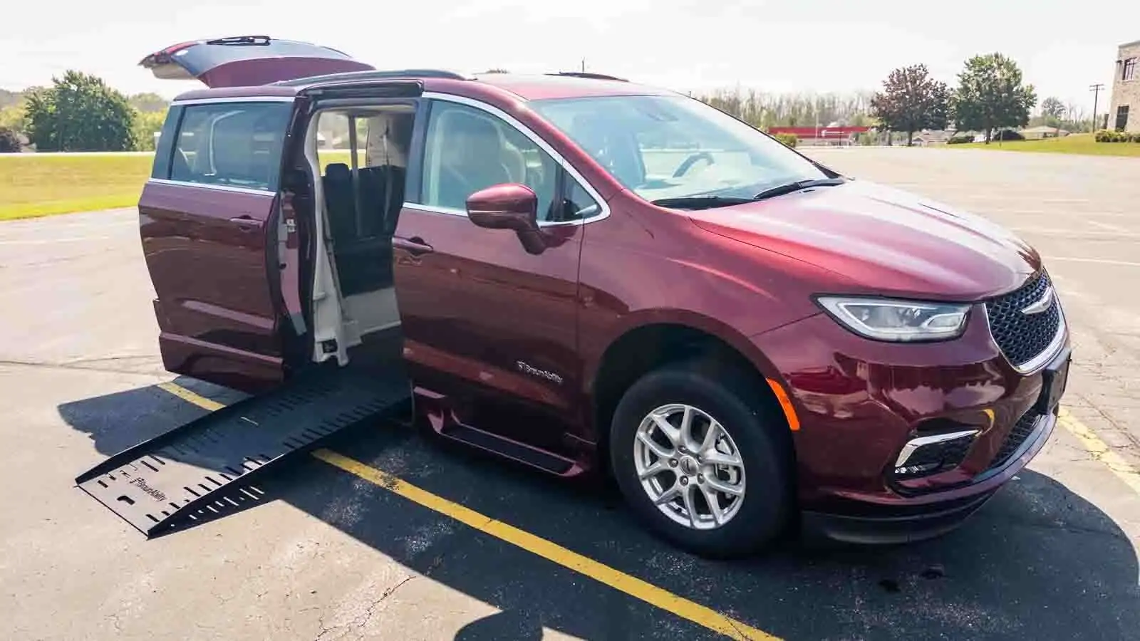 2022 Chrysler Pacifica Touring L's photo