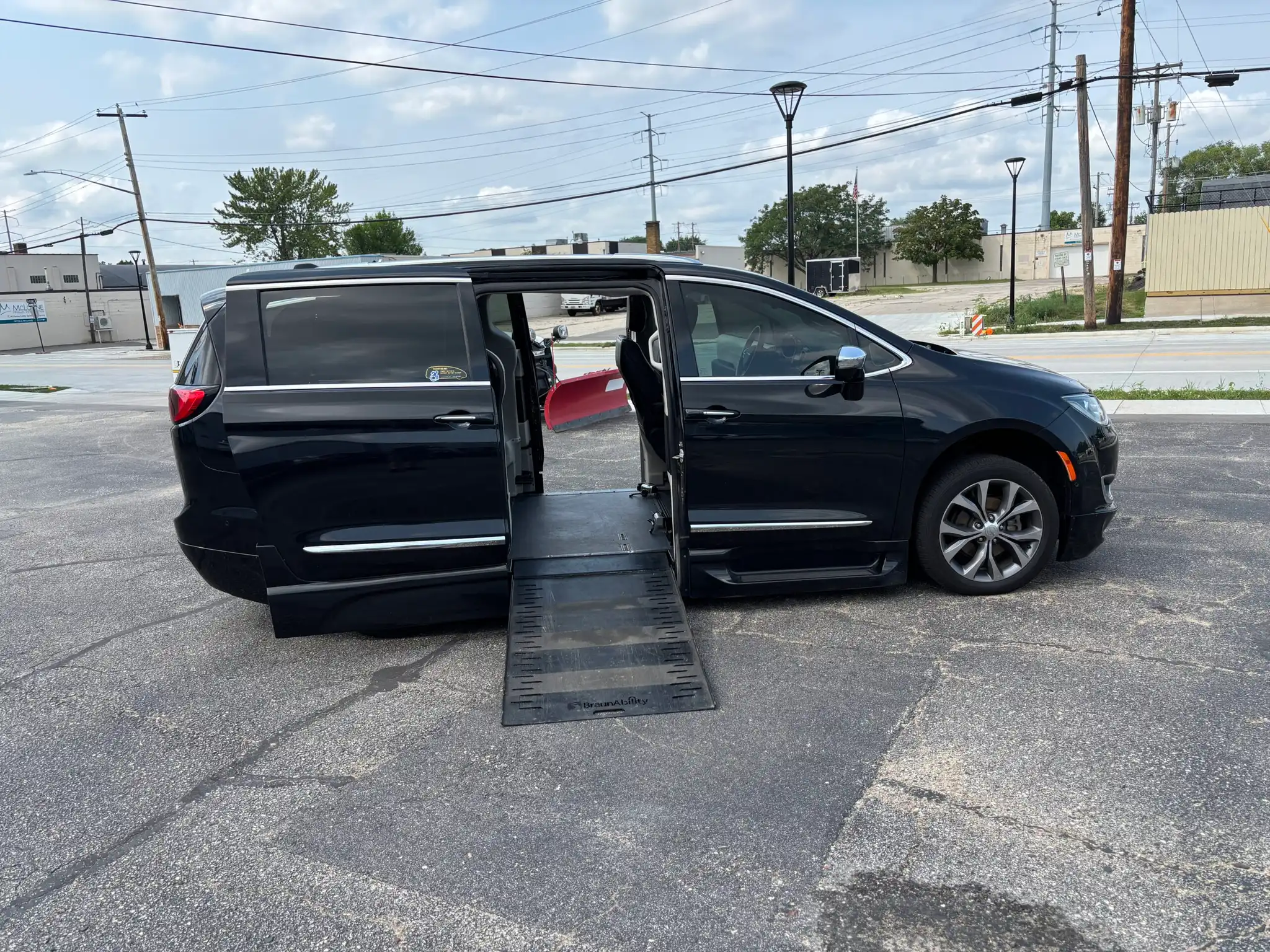 2018 Chrysler Pacifica Limited's photo