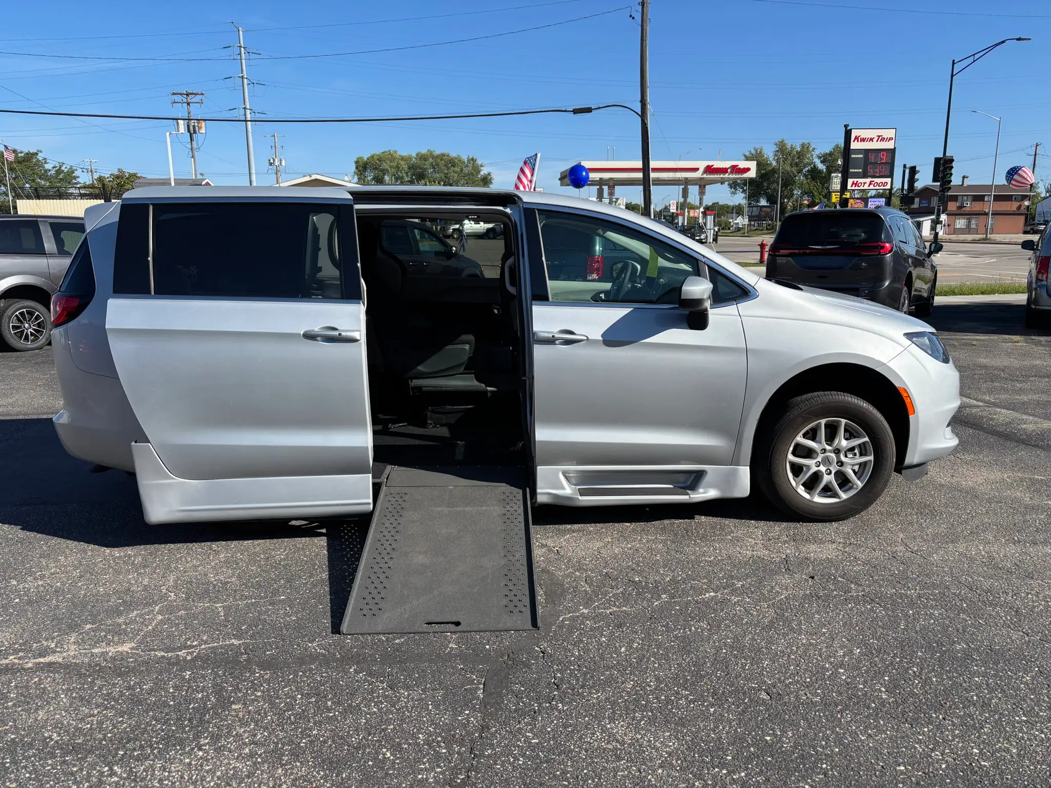 2022 Chrysler Voyager LX's photo
