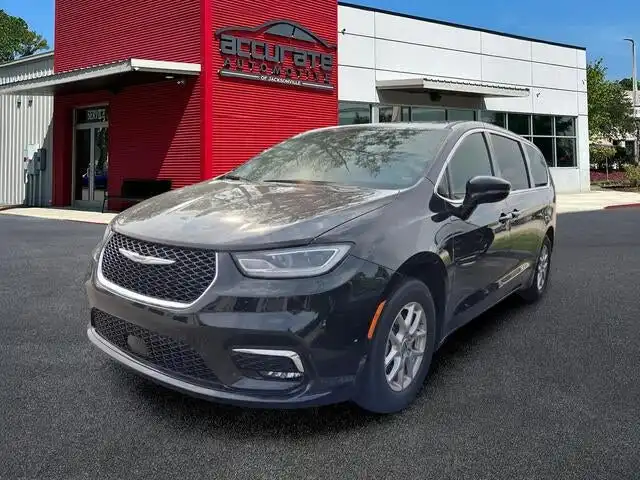 2024 Chrysler Pacifica Touring L's photo