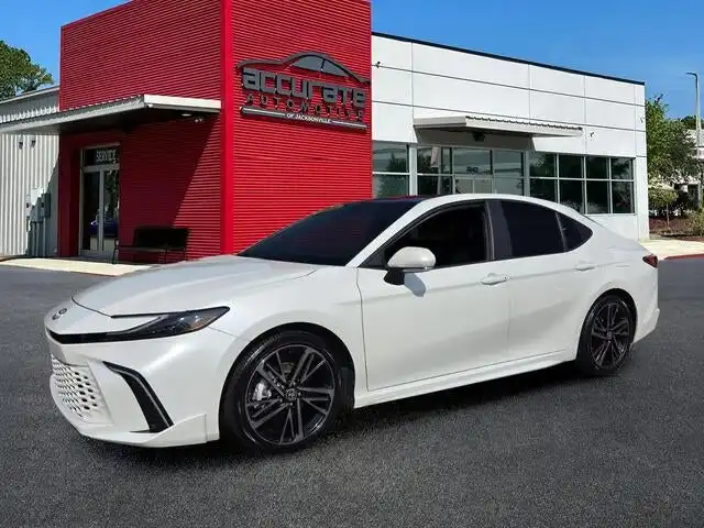 2025 Toyota Camry XSE Hybrid's photo