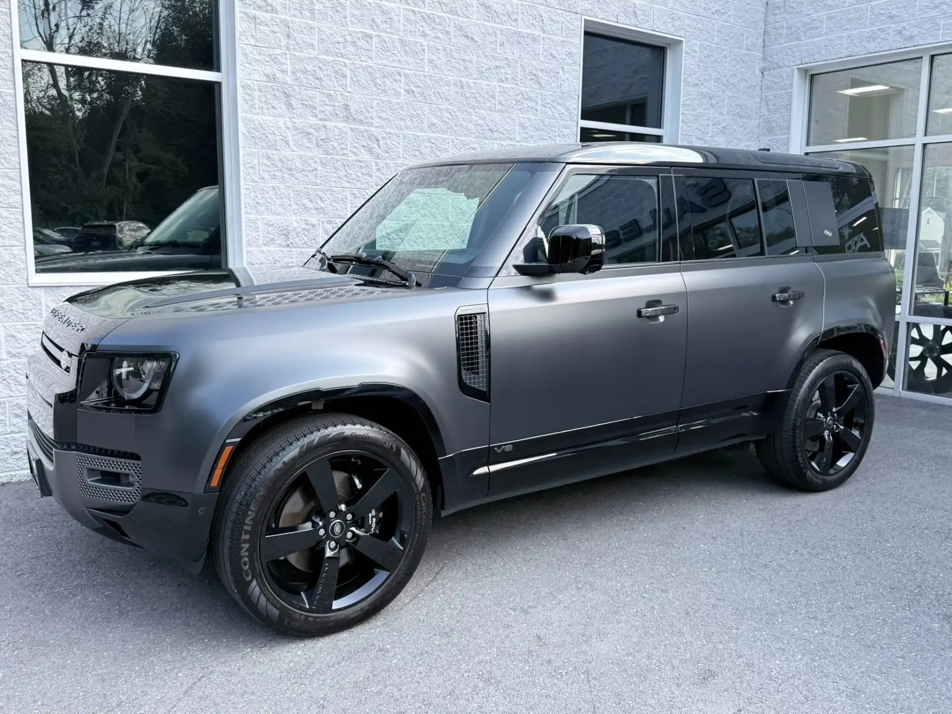 2023 Land Rover Defender Carpathian Edition's photo