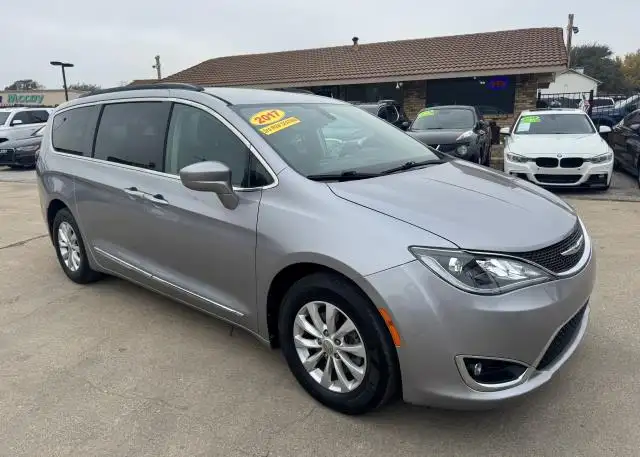 2017 Chrysler Pacifica Touring-L's photo