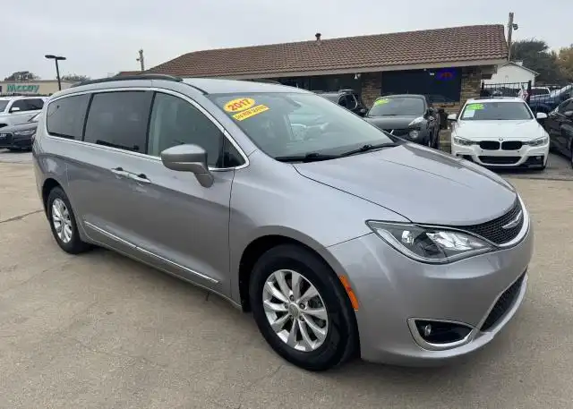 2017 Chrysler Pacifica Touring-L's photo