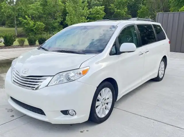 2011 Toyota Sienna XLE V6 7-Passenger Access Seat's photo