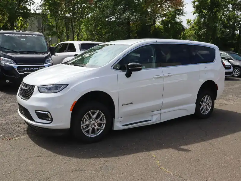 2024 Chrysler Pacifica Touring L's photo