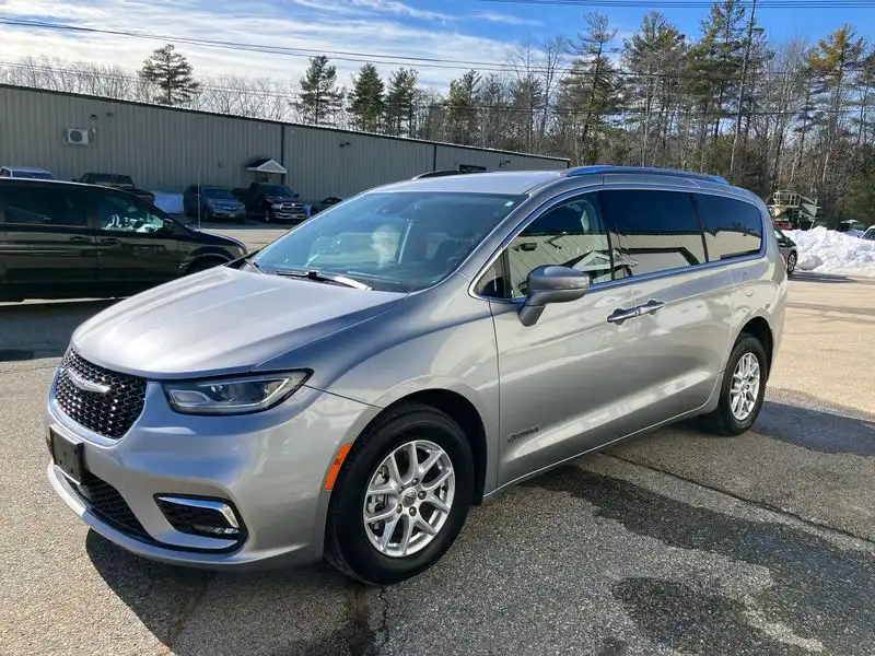 2021 Chrysler Pacifica Touring L's photo