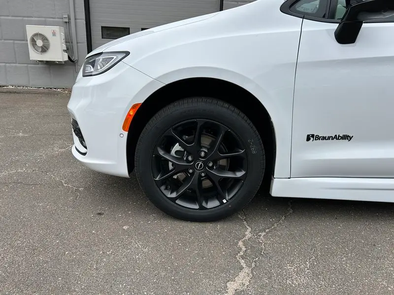 2026 Chrysler Pacifica Select photo 5
