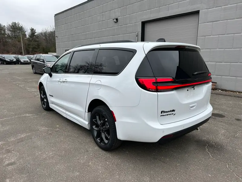 2026 Chrysler Pacifica Select photo 3