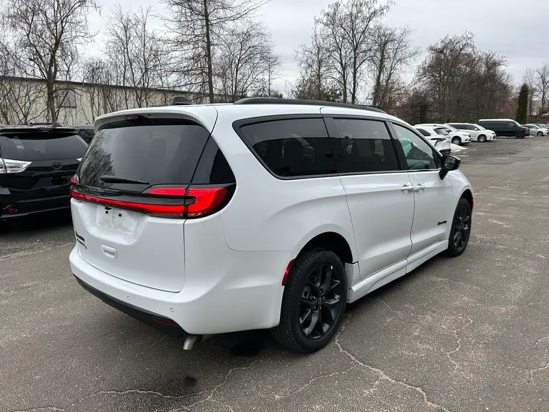 2026 Chrysler Pacifica Select photo 4