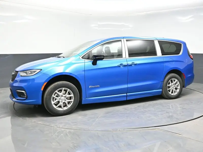 2026 Chrysler Pacifica Select photo 3
