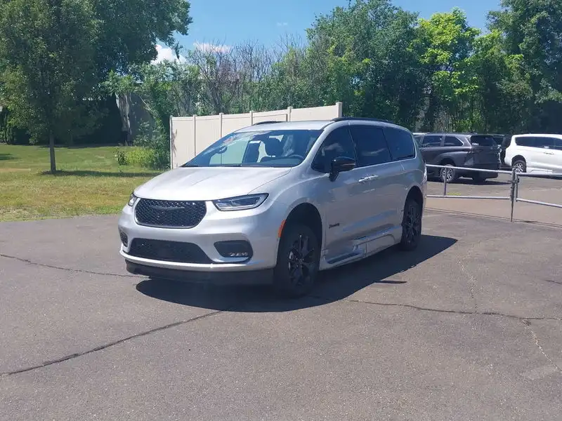 2026 Chrysler Pacifica Select's photo