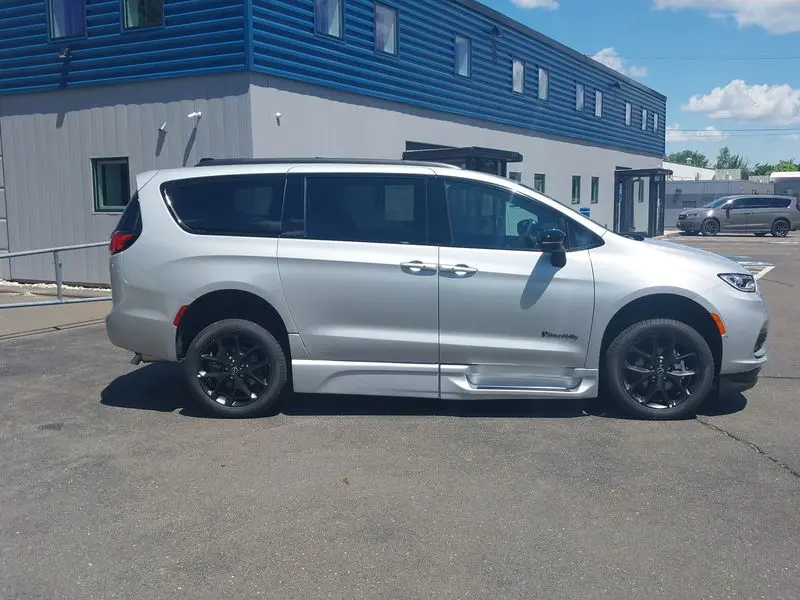 2026 Chrysler Pacifica Select photo 4
