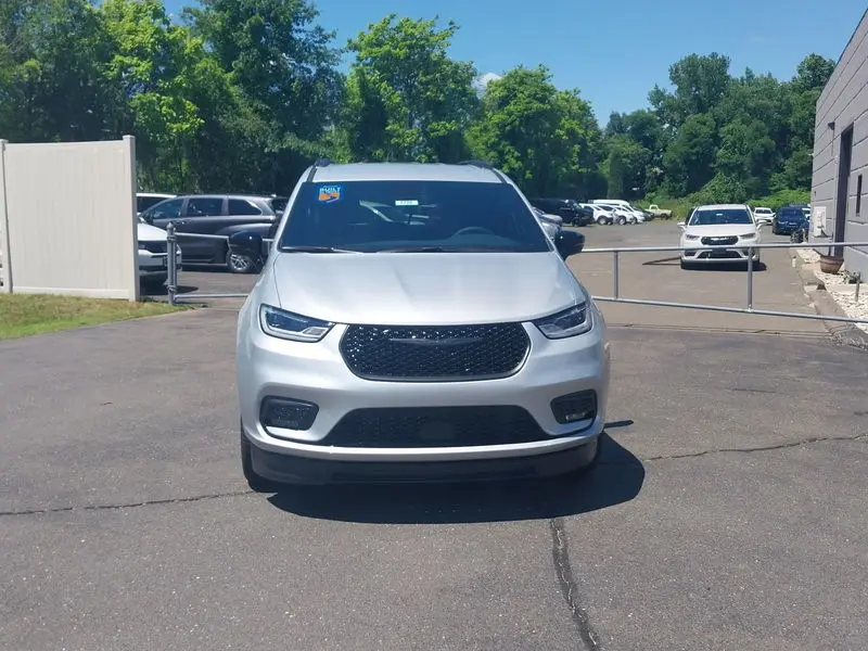 2026 Chrysler Pacifica Select photo 3