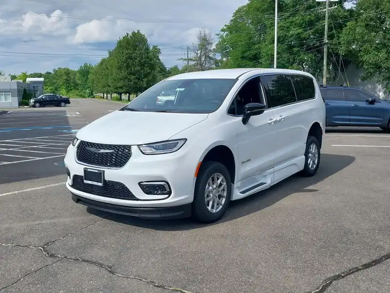 2026 Chrysler Pacifica Select's photo