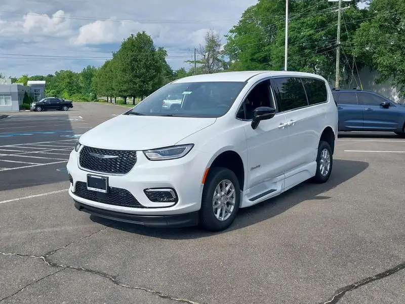 2026 Chrysler Pacifica Select photo 1