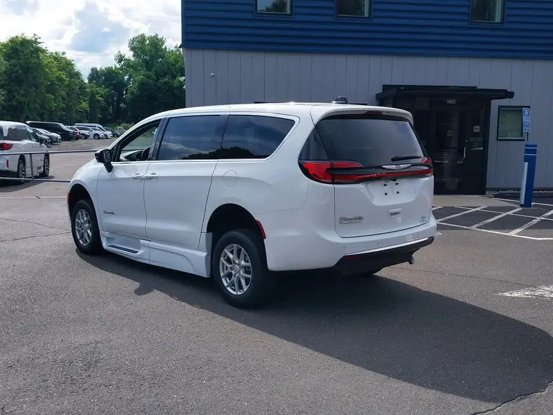 2026 Chrysler Pacifica Select photo 4