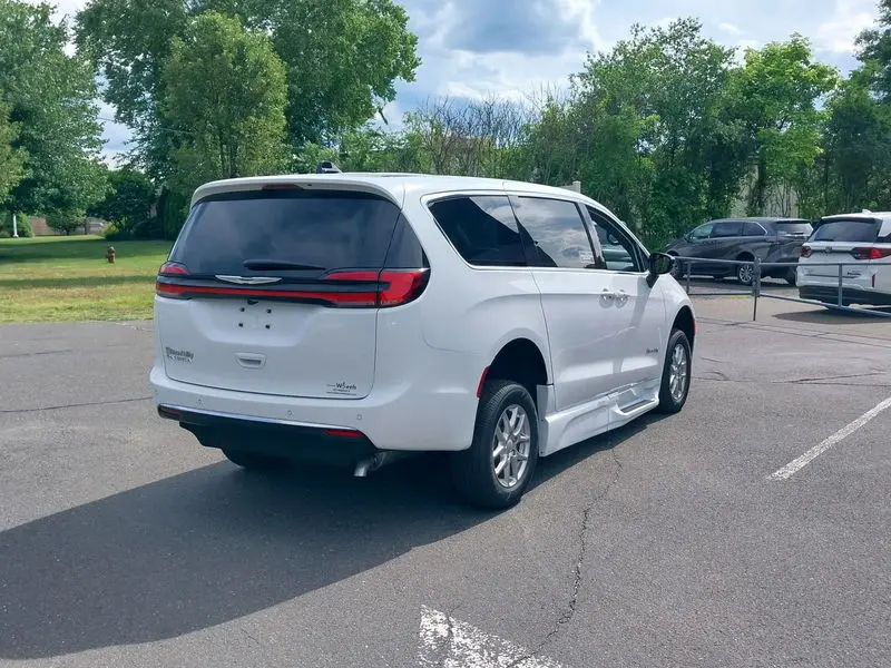 2026 Chrysler Pacifica Select photo 5