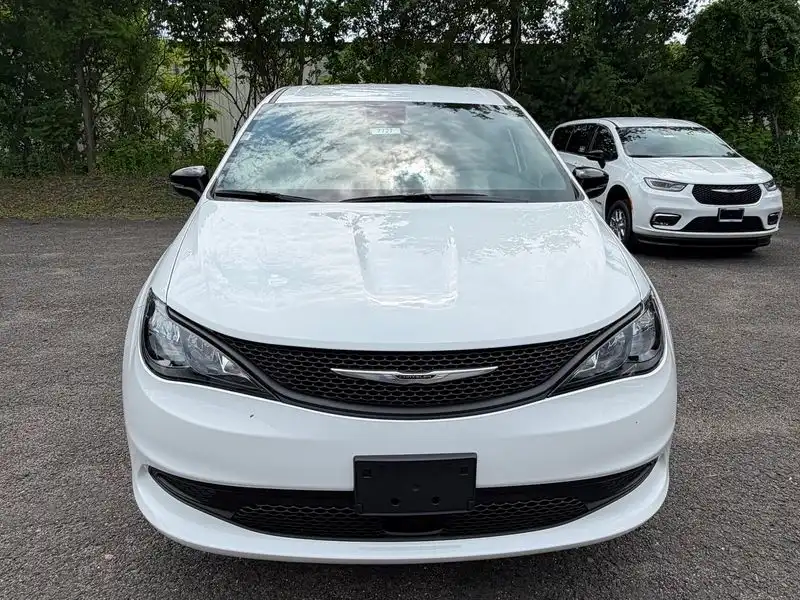 2026 Chrysler Voyager LX's photo