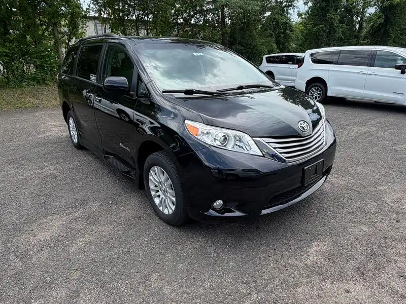 2017 Toyota Sienna XLE V6 7-Passenger Access Seat's photo