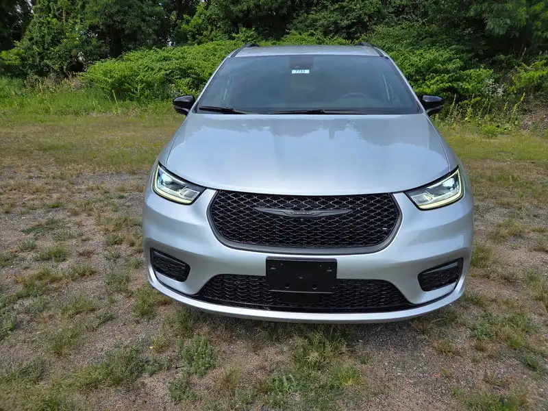 2026 Chrysler Pacifica Select's photo