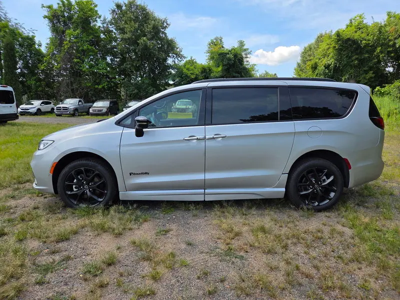 2026 Chrysler Pacifica Select photo 3