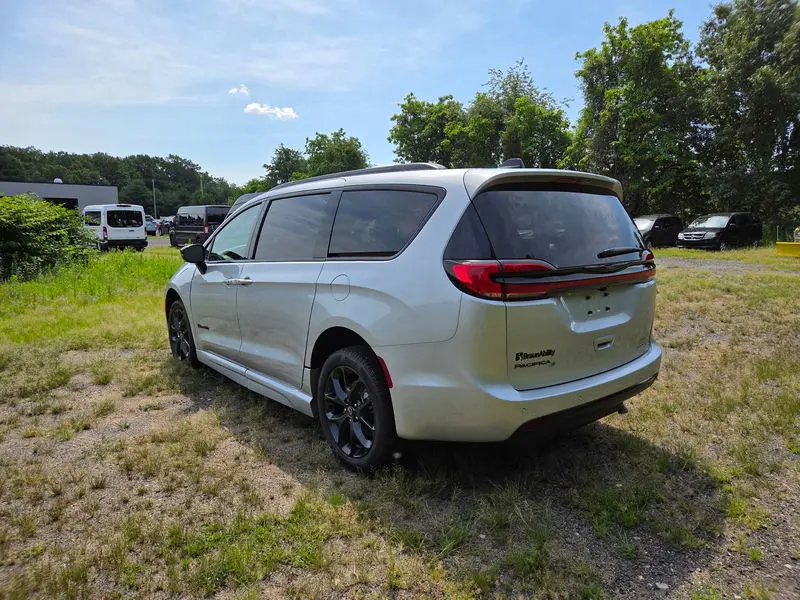 2026 Chrysler Pacifica Select photo 4