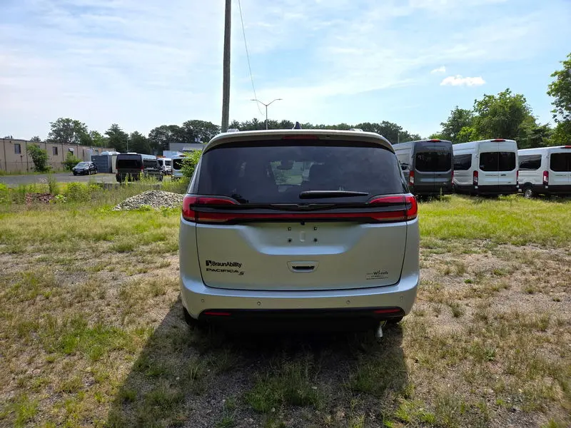2026 Chrysler Pacifica Select photo 5