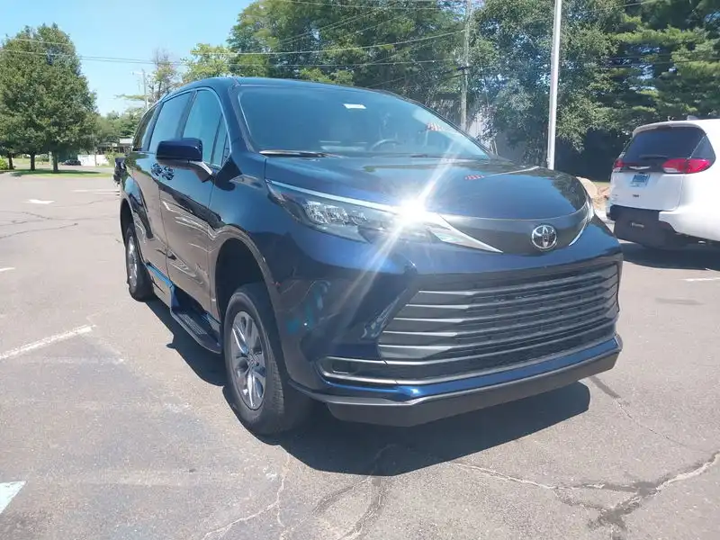 2026 Toyota Sienna LE 8-Passenger Hybrid FWD's photo