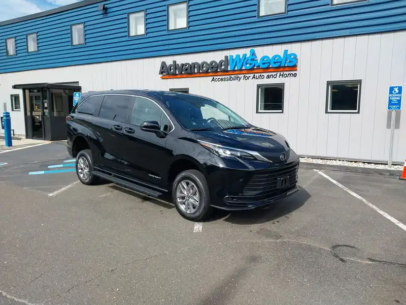 2026 Toyota Sienna LE 8-Passenger Hybrid FWD's photo
