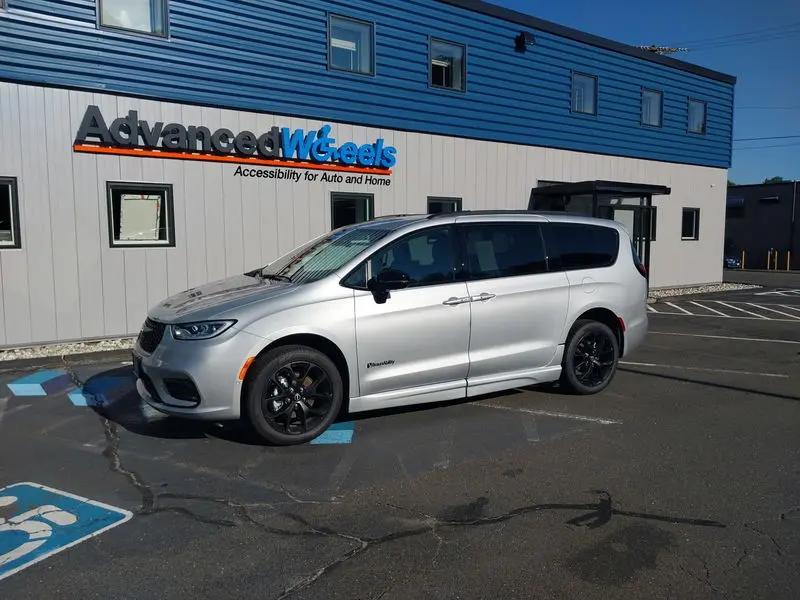 2026 Chrysler Pacifica Select photo 3