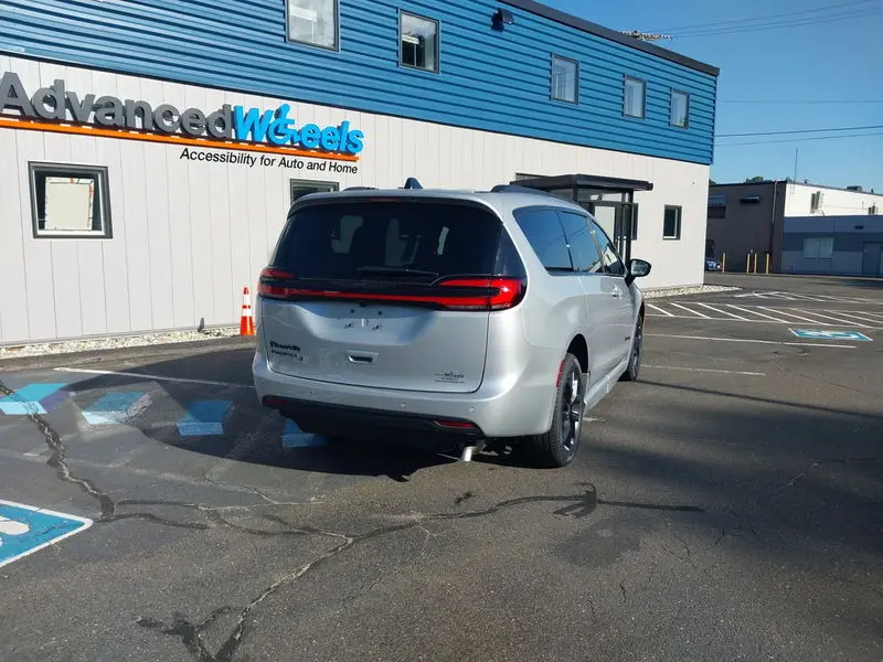 2026 Chrysler Pacifica Select photo 4