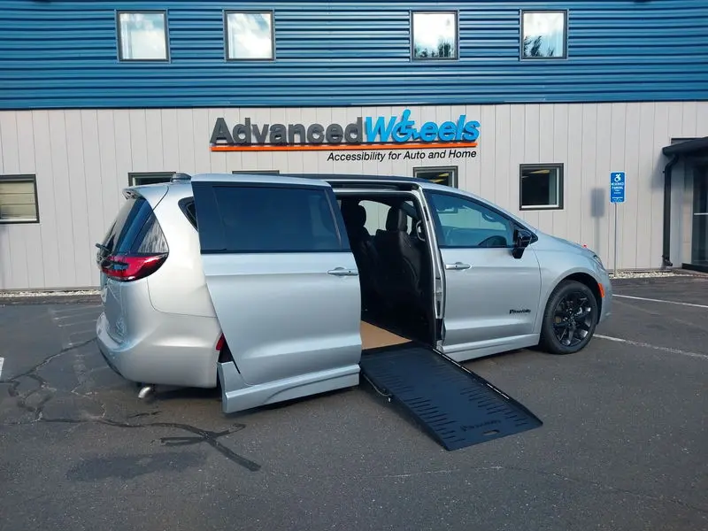 2026 Chrysler Pacifica Select photo 5