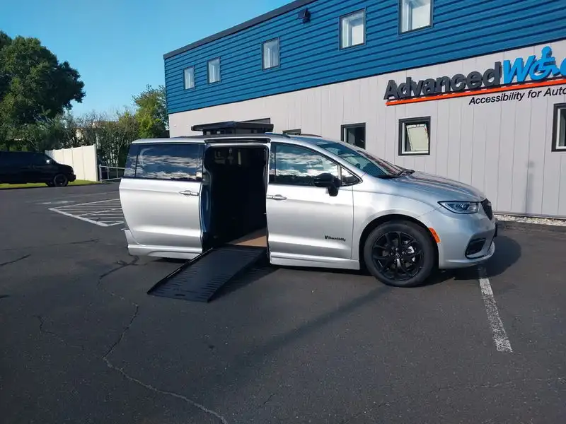 2026 Chrysler Pacifica Select's photo