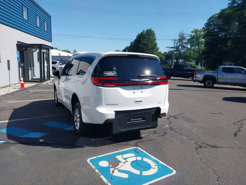 2025 Chrysler Pacifica Select photo 5