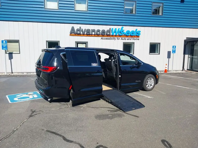 2025 Chrysler Pacifica Select photo 5
