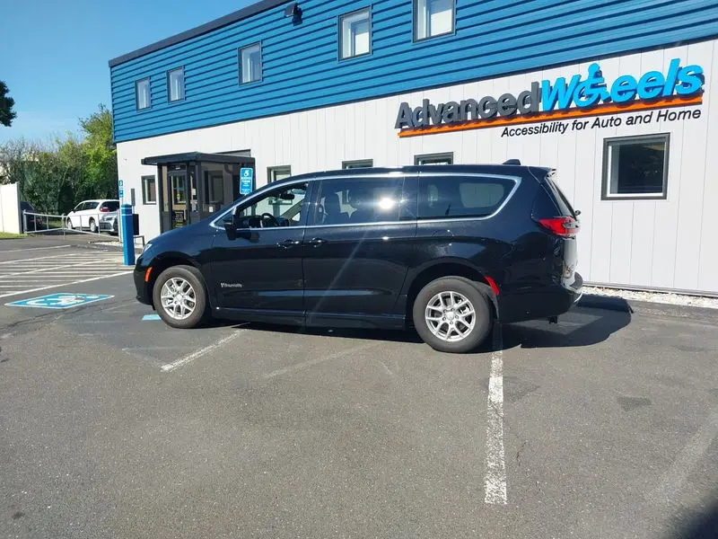 2025 Chrysler Pacifica Select photo 3