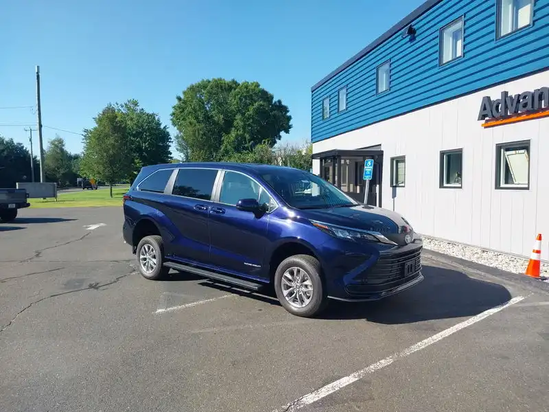 2026 Toyota Sienna LE 8-Passenger Hybrid FWD's photo