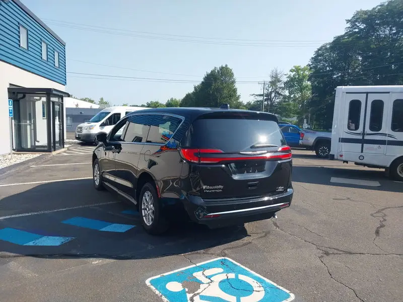2025 Chrysler Pacifica Select photo 5