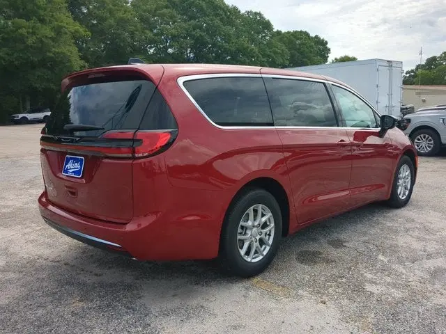 2027 Chrysler Pacifica Select photo 3