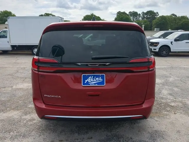 2027 Chrysler Pacifica Select photo 4