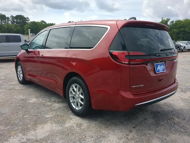 2027 Chrysler Pacifica Select photo 5