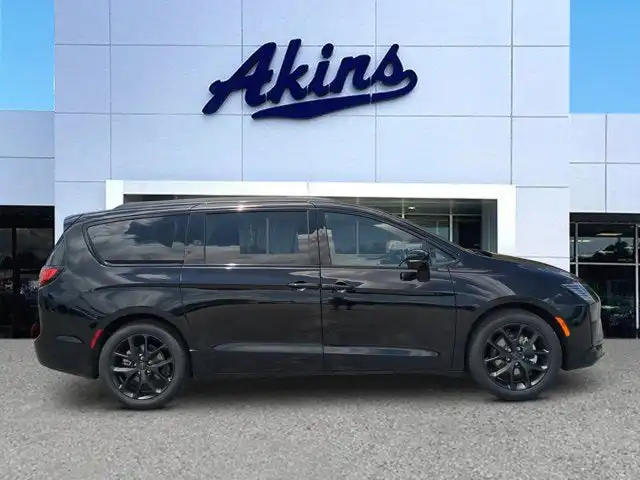 2027 Chrysler Pacifica Limited's photo