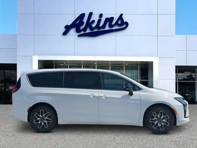 2027 Chrysler Pacifica Limited's photo